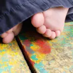 Mueren tres niños, tras caer a una fosa séptica en China