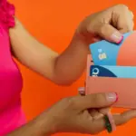 El banco digital Qik amplía cartelera de productos con tarjeta de débito Visa