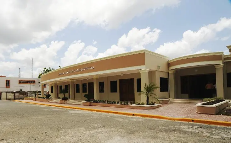 Condenan con 15 años a hombre por violar a su hijastra de 13.