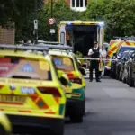 Hombre ataca con una espada a varias personas en el metro de Londres