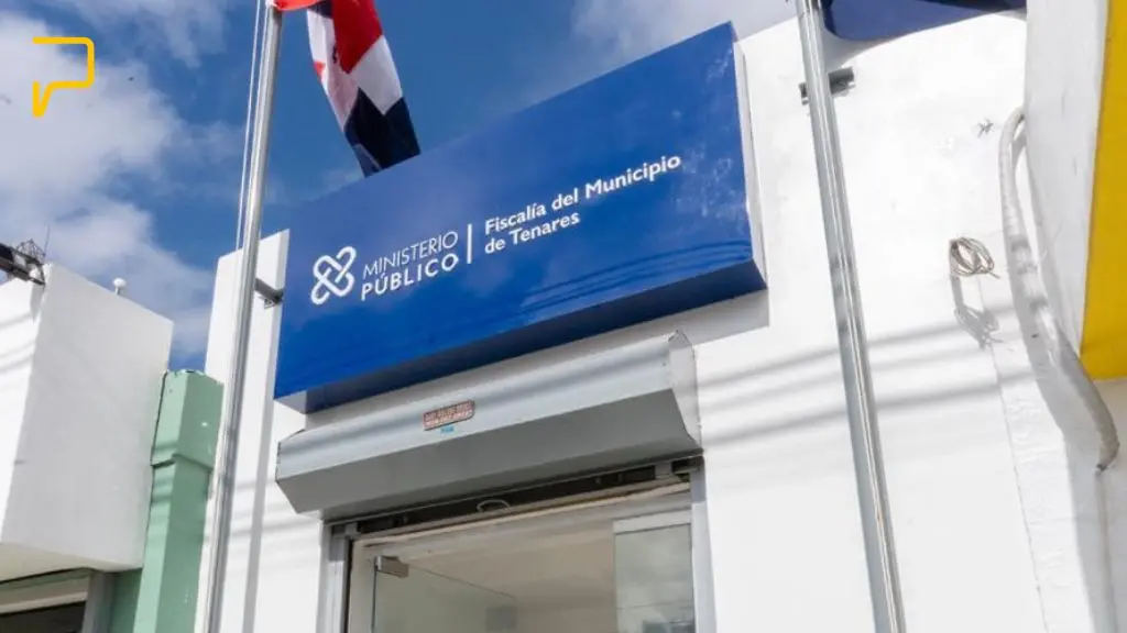 Aperturan nuevas oficinas del Ministerio Público en el municipio Tenares HERMANAS MIRABAL (República Dominicana).- La Fiscalía de la provincia Hermanas Mirabal puso en funcionamiento las nuevas instalaciones que albergarán el Ministerio Público en el municipio Tenares, un espacio que permitirá a esa laboriosa comunidad, la prestación de servicios de calidad, con calidez y prontitud a los usuarios que demandan de los diferentes servicios que se ofrecen a la población. En un breve acto, la fiscal titular de Hermanas Mirabal, Zoila Agustina Rodríguez Ynfante, al pronunciar las palabras de apertura, manifestó que, con la puesta en funcionamiento de estas oficinas, Tenares cuenta con un espacio que ofrecerá a la ciudadanía un servicio más cercano, cómodo y dotado de un personal idóneo. “Agradezco todo el empeño de la magistrada Miriam Germán Brito, por hacer posible la habilitación de este nuevo local en Tenares, un gesto que pone de manifiesto su compromiso para conectar con la gente de esta provincia, que a partir de ahora cuentan con un espacio dotado de nuevos mobiliarios para que tanto servidores públicos de la institución como usuarios se sientan más cómodo”, manifestó Rodriguez Ynfante en su intervención. En ese mismo orden, la representante del Ministerio Público en esta demarcación sostuvo que el traslado a un nuevo local es una oportunidad para acercarse más a la gente, ya que cuentan con un lugar más céntrico, que facilita un mejor acceso de los ciudadanos a la institución. De su lado, al dirigirse a los presentes, el procurador adjunto José Vitervo Cabral González, quien representó a la procuradora general de la República, magistrada Miriam Germán Brito, manifestó que con estas instalaciones se ha hecho realidad un sueño de contar con un espacio más cómodo y en óptimas condiciones, en el marco del proceso que impulsa la gestión de una hija de esta tierra, que siempre apuesta a un servicio conectado con la ciudadanía, para brindar un servicio de calidad a la población mirabalense. “La magistrada Germán es una abanderada de la eficiencia, la transparencia y trabaja día a día para garantizar espacios óptimos para el servicio, por lo que hoy, con esta entrega se reafirma ese compromiso con los ciudadanos de este municipio, dijo Cabral González, en sus palabras de corte de cinta. El acto estuvo encabezado por la fiscal titular de Hermanas Mirabal, Zoila Agustina Rodríguez Ynfante; José Vitervo Cabral González, procurador adjunto e inspector del Ministerio Público; Saturnino de Jesús Muñoz, procurador de la Corte de San Francisco de Macorís, provincia Duarte; la gobernadora civil de esta provincia, Lisette Nicasio de Adames; el comandante de la Policía Nacional, René Luna Kunhart, así como la fiscalizadora Cristina Ortiz, coordinadora de la nueva oficina y el equipo de colaboradores que le acompañan. Dichas instalaciones cuentan con las áreas de recepción, denuncias, conciliación, oficinas de Fiscalizador, oficina de abogados, cocina, baño, espacios que fueron habilitados por la Procuraduría General de la República, atiendo a requisitos internos establecidos en materia de mejoras de infraestructura. Las nuevas instalaciones se encuentran ubicadas en la calle Sánchez, número 158, esquina Duarte, municipio Tenares, y brindan servicio en horario de 8:00 de la mañana hasta las 4:30 de la tarde, de lunes a viernes, desde donde se trabajará para facilitarle a la ciudadanía un acceso oportuno y de calidad.