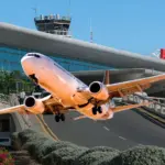 Aerodom ofreció detalles de la aeronave de Air Europa que sufrió daños en su tren delantero por el desprendimiento de parte del asfalto de una de las pistas de aterrizaje del Aeropuerto Internacional de Las Américas (AILA) José Francisco Peña Gómez. El director de Comunicaciones, Luis López, explicó que la aeronave de Air Europa continúa este martes en el área de estacionamiento de la parte noroeste de la terminal a la espera de ser reparada. Aerodom está en conversación con la línea aérea para gestionar las reparaciones y trasladar la aeronave a Madrid, España. Al ser cuestionado sobre una posible demanda contra Aerodom por los daños que sufrió el avión de Air Europa, López señaló que Aerodom está en conversación con la línea aérea y que el aeropuerto siempre responde en los casos de daños atribuibles a la administración de la terminal. López recordó que el aeropuerto cuenta con pólizas de seguro que se activan inmediatamente para atender eventuales casos de daños a equipos operadores. En cuanto a las causas del hueco en la pista del AILA, el ejecutivo de Aerodom explicó que se produjo en una zona que ya estaba bajo observación y estaba previsto ser reparado en los próximos días. Se están realizando análisis para determinar el plan de acción definitivo, incluyendo una reparación de mayor envergadura en la zona afectada. López destacó que estos eventos son casos fortuitos que pueden ocurrir en cualquier aeropuerto del mundo.