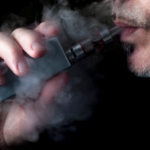 Fumar cigarrillos electrónicos eleva el riesgo de insuficiencia cardíaca, según estudio