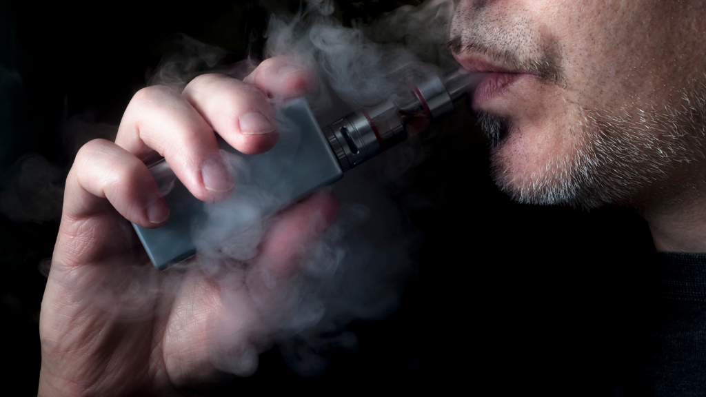 Fumar cigarrillos electrónicos eleva el riesgo de insuficiencia cardíaca, según estudio