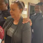 Grilletes y arresto domiciliario para mujer acusada de pagar por muerte de su esposo