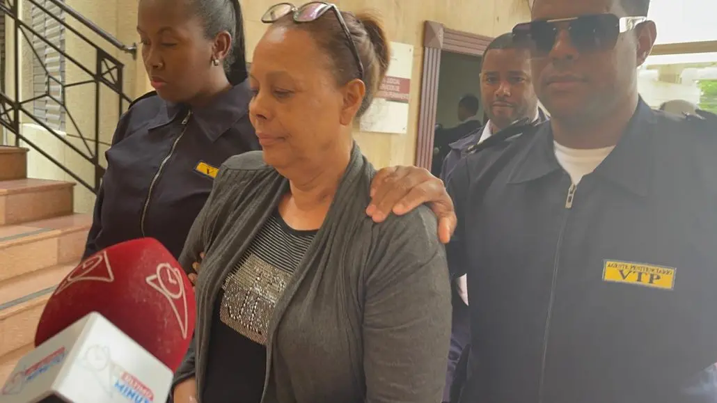 Grilletes y arresto domiciliario para mujer acusada de pagar por muerte de su esposo