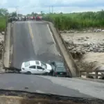 Colapso de un puente en Ecuador deja vehículos atrapados