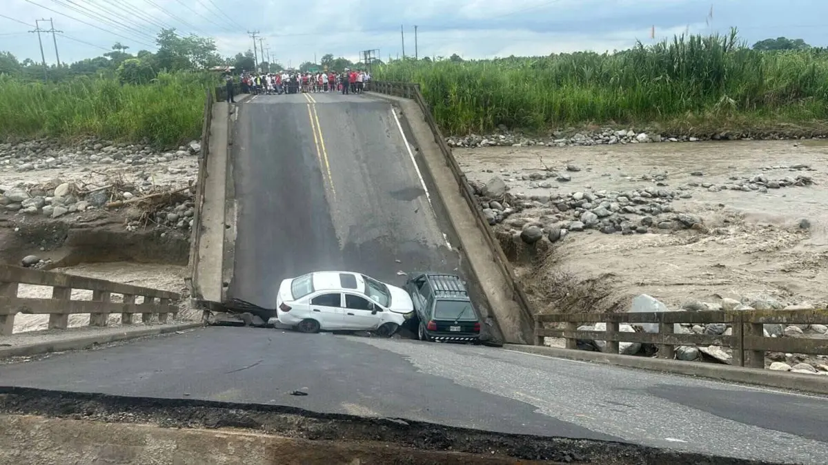 Colapso de un puente en Ecuador deja vehículos atrapados