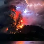 Alerta máxima en Indonesia por un volcán que amenaza con provocar un tsunami