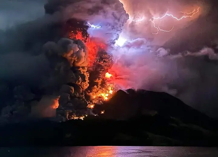 Alerta máxima en Indonesia por un volcán que amenaza con provocar un tsunami