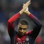 Mbappé dice adiós con cariño al Parque de los Príncipes