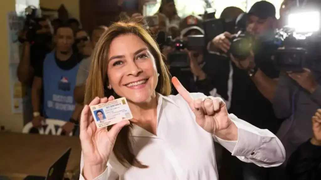 Carolina Mejia vota en elecciones 2024