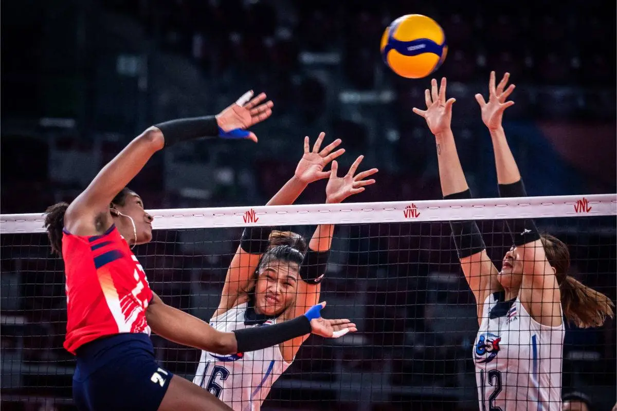 Jineirys Martínez ataca a Thailandia en partido en el 2022.
