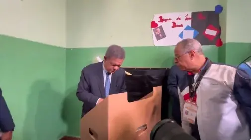 Leonel Fernández asiste a votar elecciones 2024