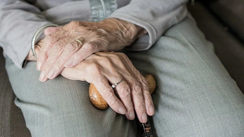 Adultos mayores españoles tienen una esperanza de vida de 84 años, según Unión Europea