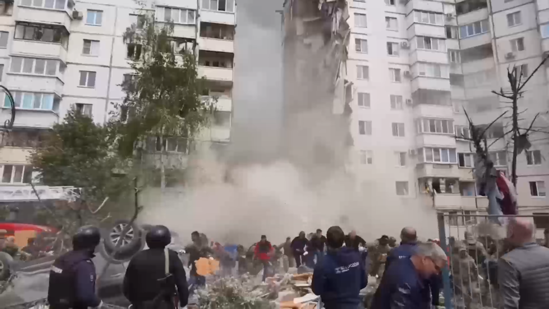 Parte del techo de un edificio atacado cae sobre rescatistas en Bélgorod