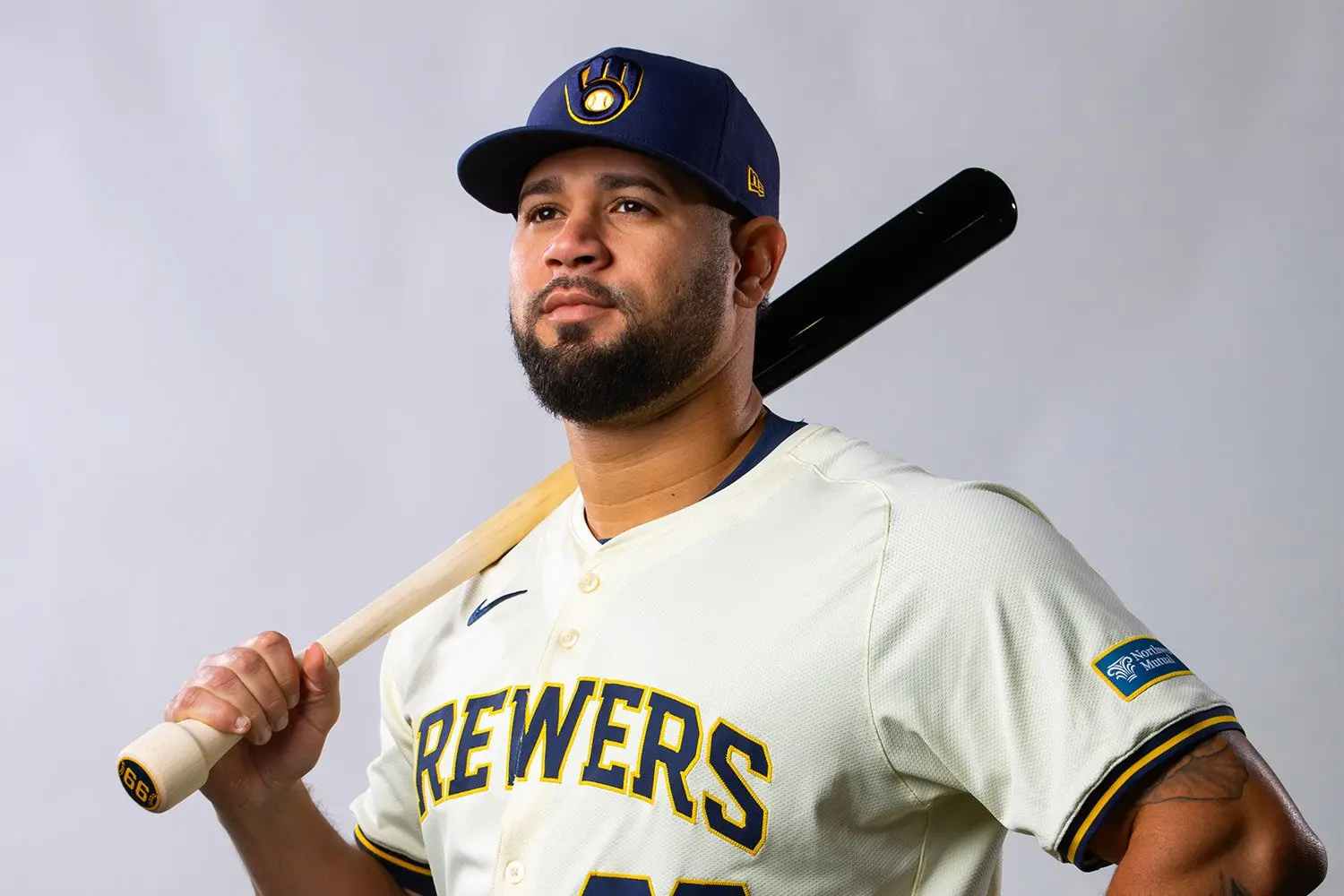 Gary Sánchez de los Cerveceros de Milwaukee posa con su bate en el hombro