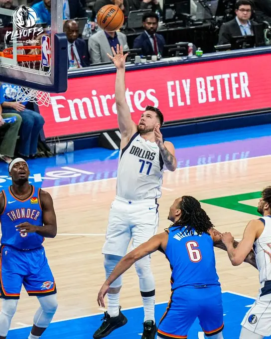 Luka Doncic se presta a lanzar bola al canasto ante mirada de la defensa de Oklahoma City en juego 2.