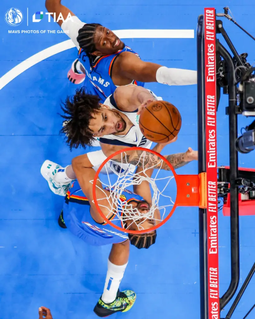 Acción del partido entre Dallas y Oklahoma City, juego 2  de la conferencia oeste de la NBA.