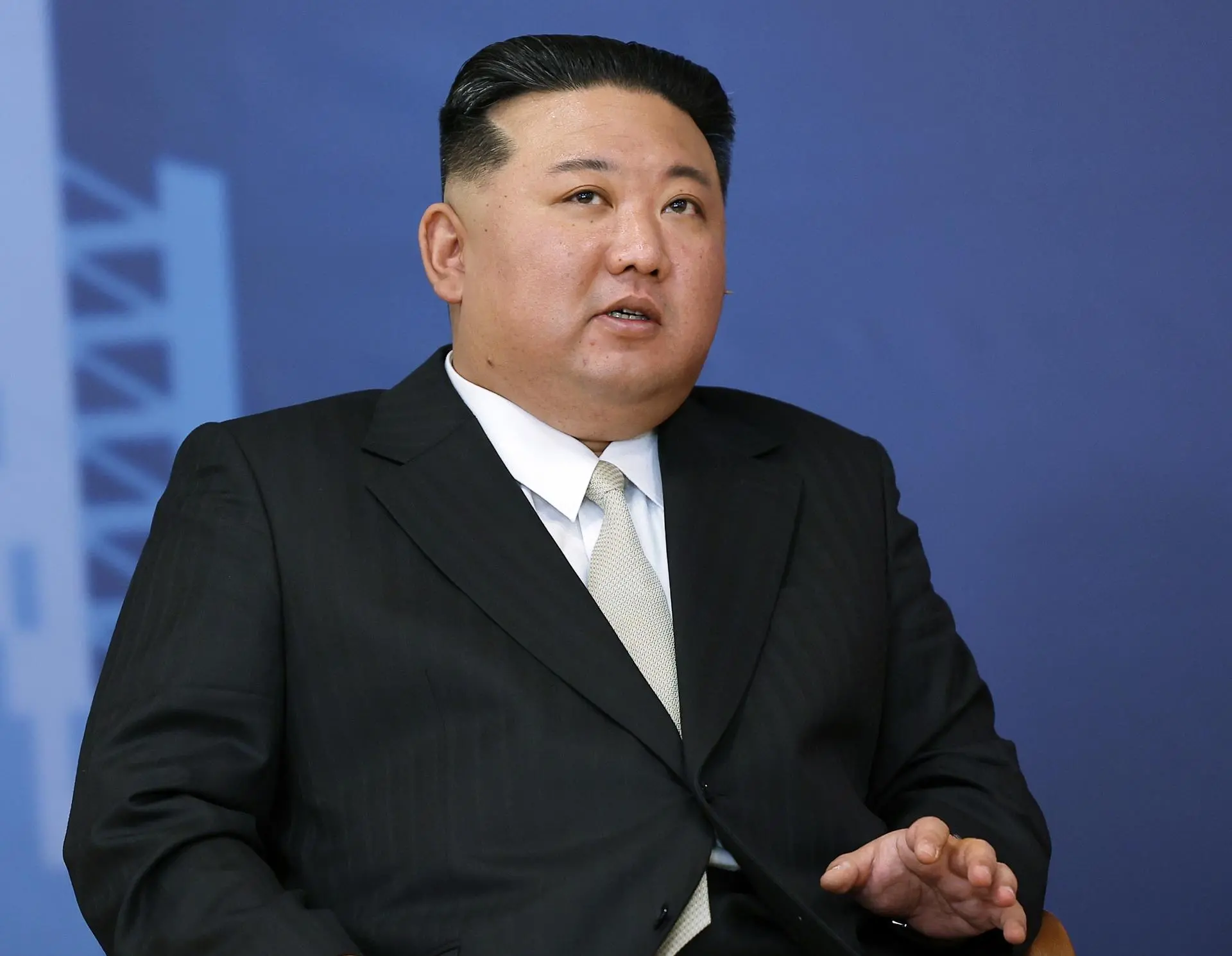 Kim Jong-un destaca de producción de armas