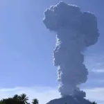 Volcán Ibu entra en erupción y lanza una columna de ceniza de 5.000 metros