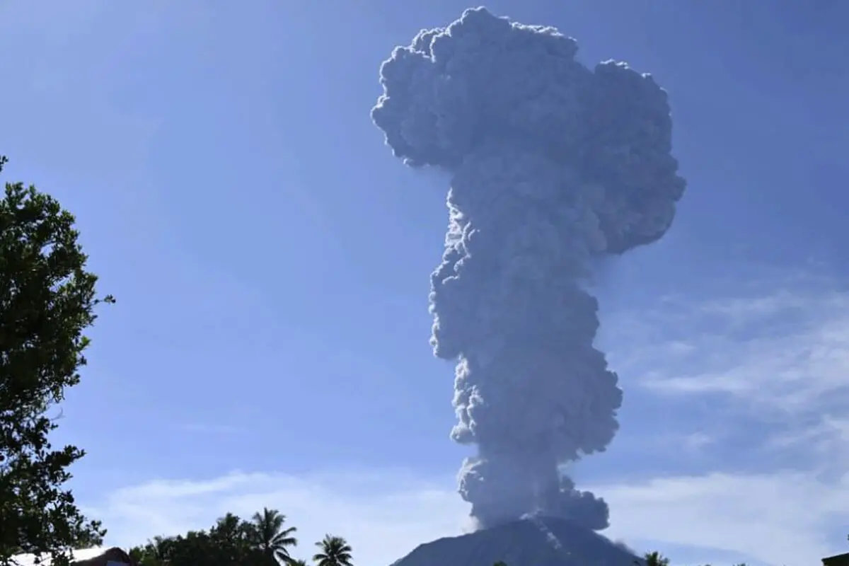Volcán Ibu entra en erupción y lanza una columna de ceniza de 5.000 metros