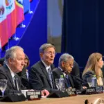 Asunción, Paraguay. - El ministro de Relaciones Exteriores, Roberto Álvarez, consideró imperativo que los Estados Miembros de la Organización de los Estados Americanos (OEA) redoblen sus esfuerzos en el combate contra la corrupción, el crimen organizado, el tráfico ilícito de personas y estupefacientes, el secuestro, la extorsión y el tráfico de armas de fuego y municiones. “El tráfico de armas es una de las amenazas más graves para la seguridad de República Dominicana, dada la proliferación de estas en manos de violentas organizaciones criminales en la vecina nación de Haití. Para combatir con efectividad este grave problema es indispensable la implementación de controles más estrictos y la colaboración internacional para detener el flujo de armas ilegales. Es por esto que hacemos un enérgico llamado al cumplimiento de las resoluciones 2653 y 2699 del Consejo de Seguridad de las Naciones Unidas, fortaleciendo el embargo de las mismas que siguen fluyendo ilícitamente hacia Haití”, sostuvo. El diplomático hizo el llamado durante su discurso en la plenaria del Quincuagésimo Cuarto (54ª) Período de Sesiones de la Asamblea General de la OEA que se celebra en Paraguay, donde los Estados Miembros debatieron sobre el tema “Integración y seguridad para el desarrollo sostenible de la región”. Álvarez señaló también que el desarrollo sostenible no puede lograrse sin una gestión responsable de los recursos naturales y una acción decidida contra el cambio climático. En este sentido reafirmó el compromiso asumido por el Gobierno dominicano hace apenas un mes en Antigua y Barbuda en el marco de la Cuarta Conferencia de los Pequeños Estados Insulares en Desarrollo de la ONU, en la cual se estableció la agenda para la próxima década, señalando que dicha reunión fue de gran provecho por su apoyo al Índice de Vulnerabilidad Multidimensional y los renovados compromisos sobre el financiamiento climático, incluyendo la Iniciativa de Bridgetown. El funcionario auspició una mayor integración y cooperación en la región, advirtiendo que tarde o temprano se tendrán que interconectar los diversos acuerdos subregionales de comercio para desencadenar el verdadero potencial de América. Asimismo, recomendó incluir las micro, pequeñas y medianas empresas en el comercio regional, en particular las dirigidas por mujeres, al percibirlas como la columna vertebral de las economías. Situación en Bolivia Sobre los hechos registrados este miércoles en Bolivia, el ministro Roberto Álvarez reiteró el rechazo que unánimemente expresaron los jefes de Estado y de Gobierno de la región de las Américas en relación con esta situación. “Los gobiernos de las Américas establecieron de manera unánime que el sistema democrático es la única vía para acceder al poder y rechazaron de manera contundente cualquier alteración o ruptura constitucional que altere gravemente el orden democrático en un Estado del hemisferio. El resultado de cualquier intento de esa naturaleza no tiene cabida alguna en el sistema interamericano. Manifestamos nuestro firme apoyo al gobierno del presidente Luis Arce”, puntualizó. Reunión del GRIC En el marco de la 54ª Asamblea General de la OEA, el canciller Roberto Álvarez además encabezó la reunión del Grupo de Revisión de la Implementación de Cumbres (GRIC) de las Américas, en la que socializó con sus homólogos los preparativos de la X Cumbre de las Américas que se realizará en República Dominicana a finales del año 2025 y el compromiso del país de que este cónclave no solo sea un evento sin precedentes, sino también un catalizador para el cambio positivo en la región. “Estamos firmemente comprometidos con el multilateralismo y convencidos de que solo a través de mayores y mejores esfuerzos de integración regional podremos resolver los retos perennes que nos aquejan. Aspiramos a que la décima Cumbre sea inclusiva y horizontal, por lo cual ya estamos en proceso de consultas con los Estados, los organismos multilaterales, la sociedad civil y otros actores sociales. Sus perspectivas y recomendaciones serán cruciales para definir la agenda hemisférica”, manifestó el ministro de Relaciones Exteriores dominicano. El canciller Álvarez aprovechó la ocasión para invitar a los países miembros de la región a participar en el acto de celebración del trigésimo aniversario de la Cumbre de las Américas, que también se realizará en el país, en diciembre de 2024, el cual tendrá como orador principal al expresidente de Estados Unidos, Bill Clinton, cuya administración ideó la primera cumbre celebrada en Miami en 1994.