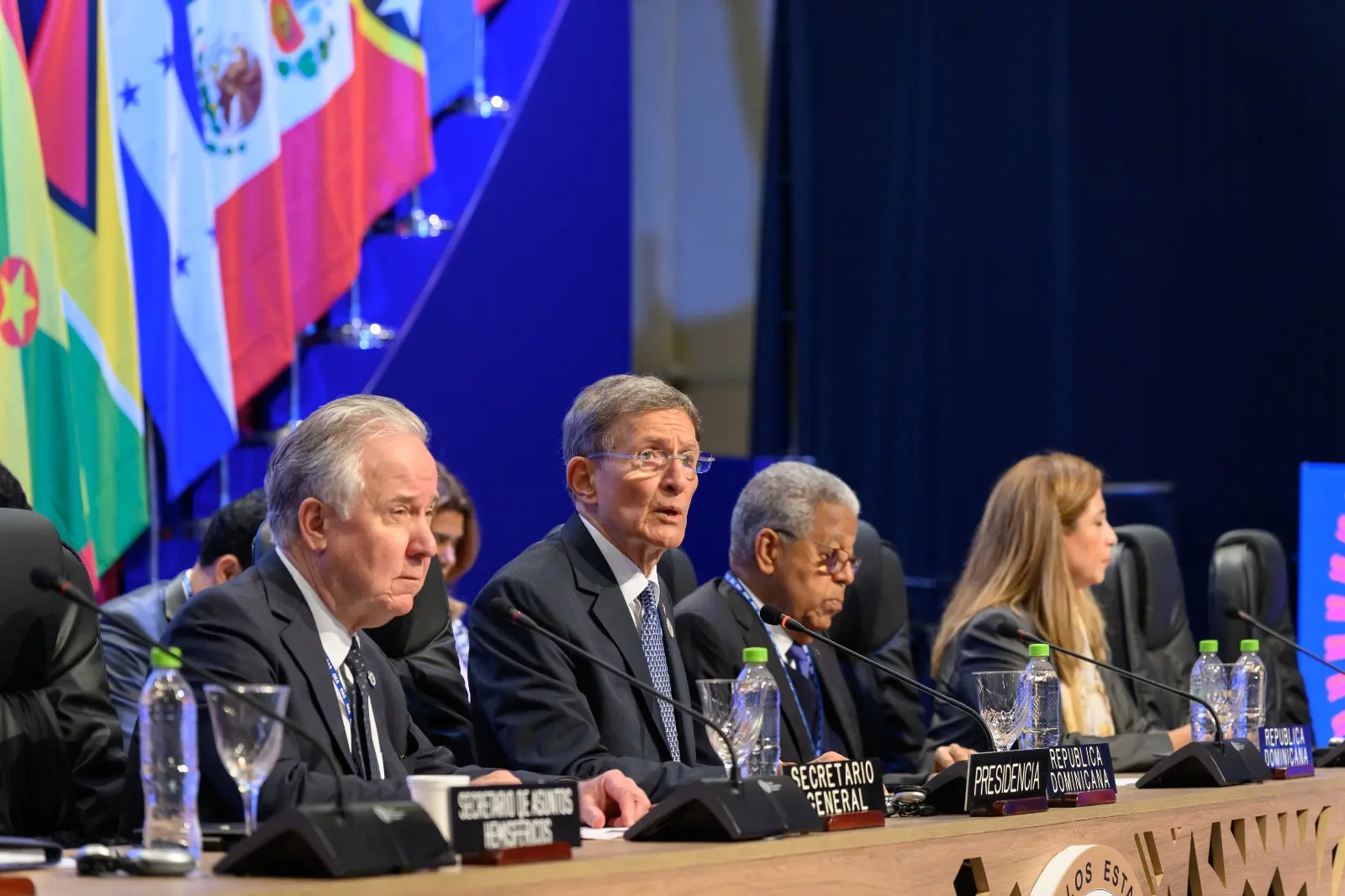 Asunción, Paraguay. - El ministro de Relaciones Exteriores, Roberto Álvarez, consideró imperativo que los Estados Miembros de la Organización de los Estados Americanos (OEA) redoblen sus esfuerzos en el combate contra la corrupción, el crimen organizado, el tráfico ilícito de personas y estupefacientes, el secuestro, la extorsión y el tráfico de armas de fuego y municiones. “El tráfico de armas es una de las amenazas más graves para la seguridad de República Dominicana, dada la proliferación de estas en manos de violentas organizaciones criminales en la vecina nación de Haití. Para combatir con efectividad este grave problema es indispensable la implementación de controles más estrictos y la colaboración internacional para detener el flujo de armas ilegales. Es por esto que hacemos un enérgico llamado al cumplimiento de las resoluciones 2653 y 2699 del Consejo de Seguridad de las Naciones Unidas, fortaleciendo el embargo de las mismas que siguen fluyendo ilícitamente hacia Haití”, sostuvo. El diplomático hizo el llamado durante su discurso en la plenaria del Quincuagésimo Cuarto (54ª) Período de Sesiones de la Asamblea General de la OEA que se celebra en Paraguay, donde los Estados Miembros debatieron sobre el tema “Integración y seguridad para el desarrollo sostenible de la región”. Álvarez señaló también que el desarrollo sostenible no puede lograrse sin una gestión responsable de los recursos naturales y una acción decidida contra el cambio climático. En este sentido reafirmó el compromiso asumido por el Gobierno dominicano hace apenas un mes en Antigua y Barbuda en el marco de la Cuarta Conferencia de los Pequeños Estados Insulares en Desarrollo de la ONU, en la cual se estableció la agenda para la próxima década, señalando que dicha reunión fue de gran provecho por su apoyo al Índice de Vulnerabilidad Multidimensional y los renovados compromisos sobre el financiamiento climático, incluyendo la Iniciativa de Bridgetown. El funcionario auspició una mayor integración y cooperación en la región, advirtiendo que tarde o temprano se tendrán que interconectar los diversos acuerdos subregionales de comercio para desencadenar el verdadero potencial de América. Asimismo, recomendó incluir las micro, pequeñas y medianas empresas en el comercio regional, en particular las dirigidas por mujeres, al percibirlas como la columna vertebral de las economías. Situación en Bolivia Sobre los hechos registrados este miércoles en Bolivia, el ministro Roberto Álvarez reiteró el rechazo que unánimemente expresaron los jefes de Estado y de Gobierno de la región de las Américas en relación con esta situación. “Los gobiernos de las Américas establecieron de manera unánime que el sistema democrático es la única vía para acceder al poder y rechazaron de manera contundente cualquier alteración o ruptura constitucional que altere gravemente el orden democrático en un Estado del hemisferio. El resultado de cualquier intento de esa naturaleza no tiene cabida alguna en el sistema interamericano. Manifestamos nuestro firme apoyo al gobierno del presidente Luis Arce”, puntualizó. Reunión del GRIC En el marco de la 54ª Asamblea General de la OEA, el canciller Roberto Álvarez además encabezó la reunión del Grupo de Revisión de la Implementación de Cumbres (GRIC) de las Américas, en la que socializó con sus homólogos los preparativos de la X Cumbre de las Américas que se realizará en República Dominicana a finales del año 2025 y el compromiso del país de que este cónclave no solo sea un evento sin precedentes, sino también un catalizador para el cambio positivo en la región. “Estamos firmemente comprometidos con el multilateralismo y convencidos de que solo a través de mayores y mejores esfuerzos de integración regional podremos resolver los retos perennes que nos aquejan. Aspiramos a que la décima Cumbre sea inclusiva y horizontal, por lo cual ya estamos en proceso de consultas con los Estados, los organismos multilaterales, la sociedad civil y otros actores sociales. Sus perspectivas y recomendaciones serán cruciales para definir la agenda hemisférica”, manifestó el ministro de Relaciones Exteriores dominicano. El canciller Álvarez aprovechó la ocasión para invitar a los países miembros de la región a participar en el acto de celebración del trigésimo aniversario de la Cumbre de las Américas, que también se realizará en el país, en diciembre de 2024, el cual tendrá como orador principal al expresidente de Estados Unidos, Bill Clinton, cuya administración ideó la primera cumbre celebrada en Miami en 1994.