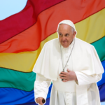 El papa llama a acoger a los homosexuales en la Iglesia pero con 'prudencia'