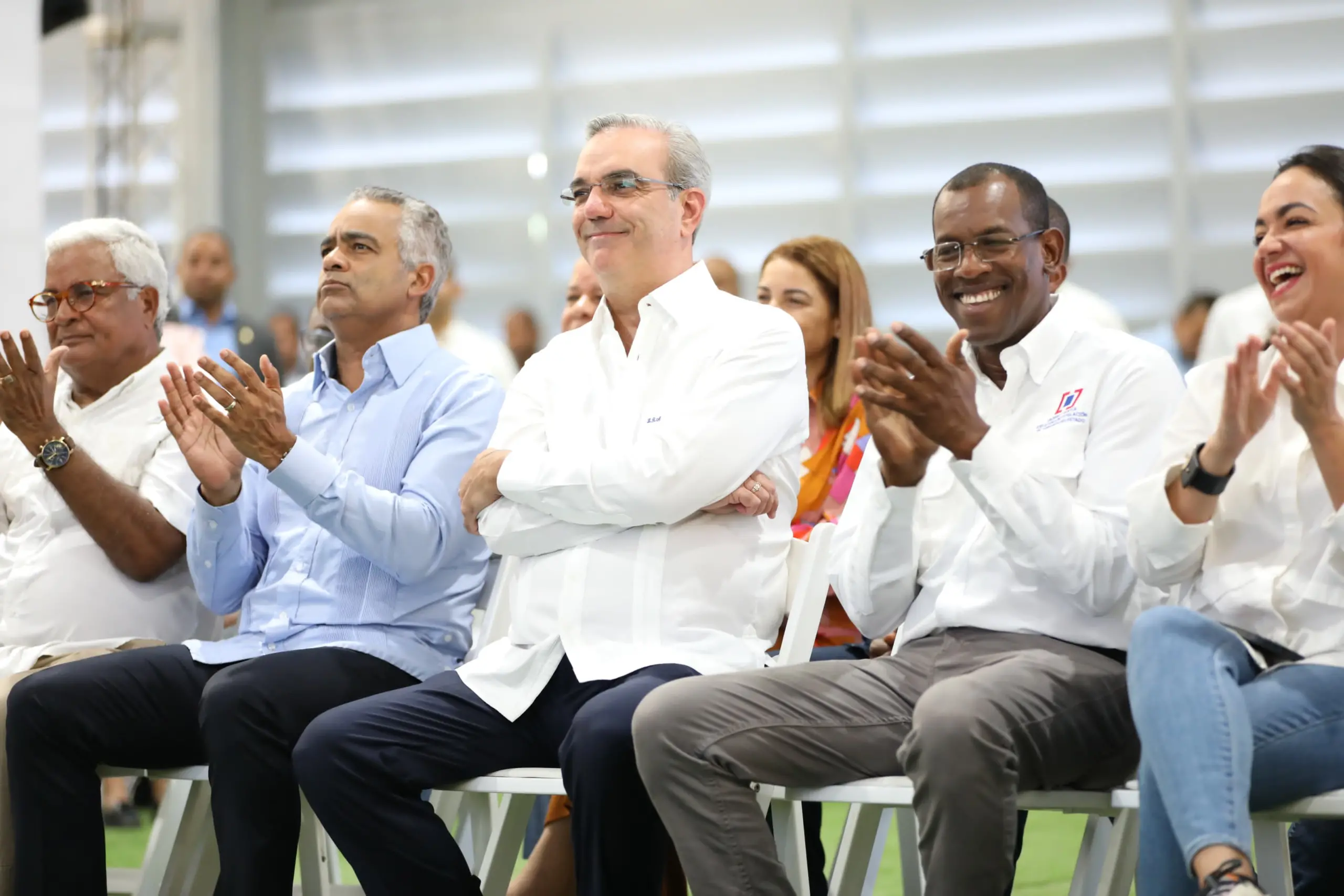 Cada vez más, el gobierno del presidente Luis Abinader, convierte a miles de personas de barrios populares en dueñas de sus viviendas y solares
