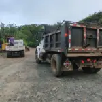 Con recursos propios residentes y productores agrícolas reparan carretera SFM-Río San Juan