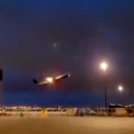 Se incendia avión en pleno aterrizaje con 389 pasajeros a bordo