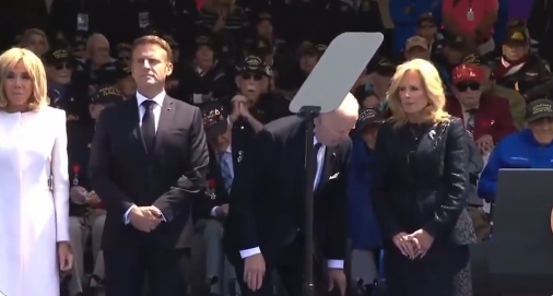 Biden desorientado otra vez, intenta sentarse en una silla inexistente