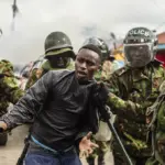 Policía de Kenia arremete contra protestante