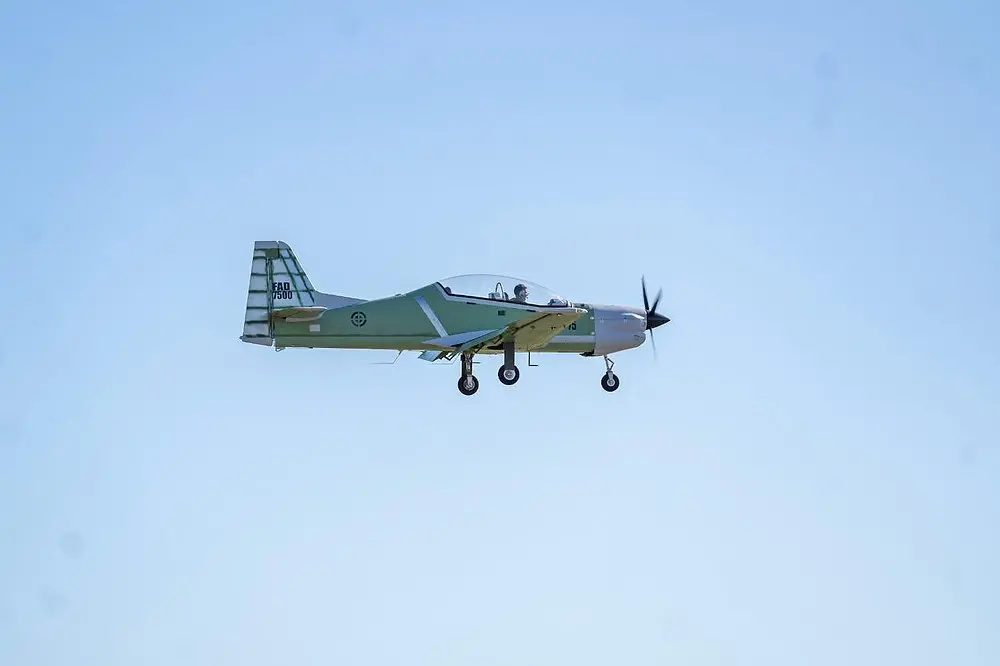 Aeronave militar sobrevuela área próxima al canal de los haitianos