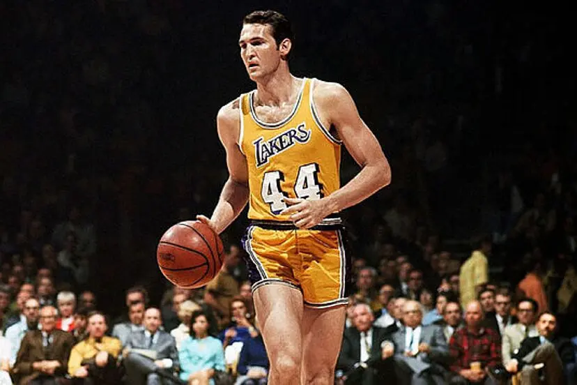 Jerry West es en quien se inspiraron para hacer la silueta que se usa como logo de la NBA.