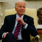 El presidente Joe Biden habla con agentes de la Patrulla Fronteriza mientras visita la frontera sur de Estados Unidos, el 29 de febrero de 2024,