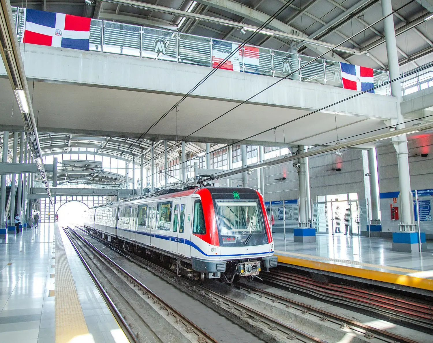 Mujer resulta herida en el Metro tras caer un panel de luz La Oficina para el Reordenamiento del Transporte (Opret) informó que una mujer resultó herida esta mañana en la estación Gregorio Luperón del Metro de Santo Domingo momentos donde una usuaria resultó herida cuando un panel de luz en el área de acceso cayó. Comunicado Informamos que en la mañana de hoy, jueves 27 de junio, siendo las 6:12 a.m., se produjo un incidente en la estación Gregorio Luperón del Metro de Santo Domingo momentos donde una usuaria resultó herida cuando un panel de luz en el área de acceso cayó. De manera inmediata, tal como estable el protocolo, el personal de servicio coordinó que recibiera las atenciones médicas. La unidad de emergencia del Sistema 911 trasladó a la usuaria en compañía de un familiar a un centro de salud para hacer las evaluaciones médicas de lugar. Lamentamos profundamente este incidente y estamos tomando todas las medidas necesarias para investigar las causas y prevenir futuros accidentes. La seguridad de nuestros usuarios es nuestra máxima prioridad y estamos comprometidos con garantizar un entorno seguro en todas nuestras instalaciones. Agradecemos la rápida respuesta de los servicios de emergencia y el apoyo brindado por el personal del Metro de Santo Domingo.