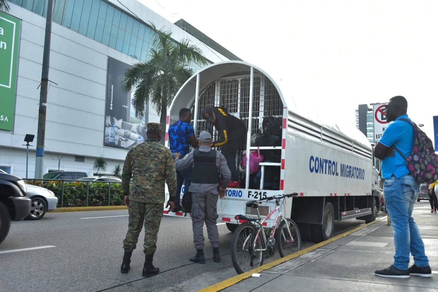 a Dirección General de Migración (DGM) informó que, desde el 21 de abril, fecha en que se inició el protocolo de interdicción en hospitales públicos, se han detenido a 2,188 personas en condición migratoria irregular.