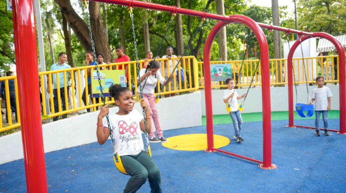 Inauguran parque infantil en la Plaza de la Cultura