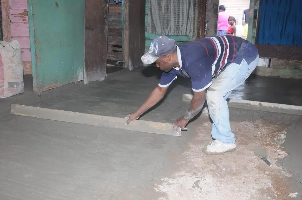 Más de la mitad de los hogares dominicanos tienen pisos de concreto