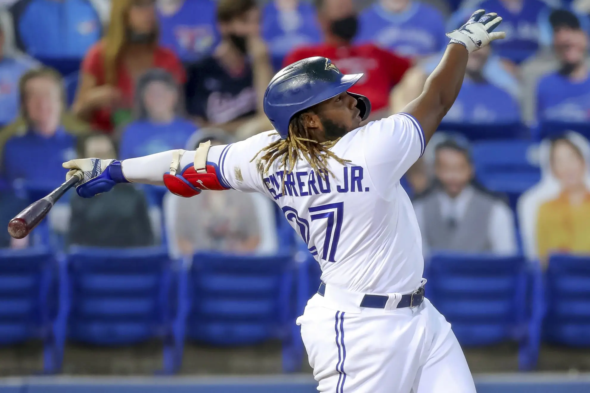 Vladimir Guerrero Jr. de los Azulejos de Toronto conecta jonrón este jueves 27 de junio ante los Yankees de Nueva York.
