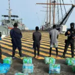 Detienen a dos dominicanos y un colombiano con 316 paquetes de cocaína en Baní