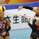 Eve Mejia remata por el centro un partido de voleibol.