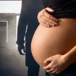 Controversia: diputado afirma puede embarazar a "su mujer" sin consentimiento