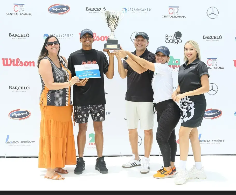 Rosa Peña, Anthony García (ganador categoría Open, Matías Territoriale, Yirdys Ortiz y Janexy González.