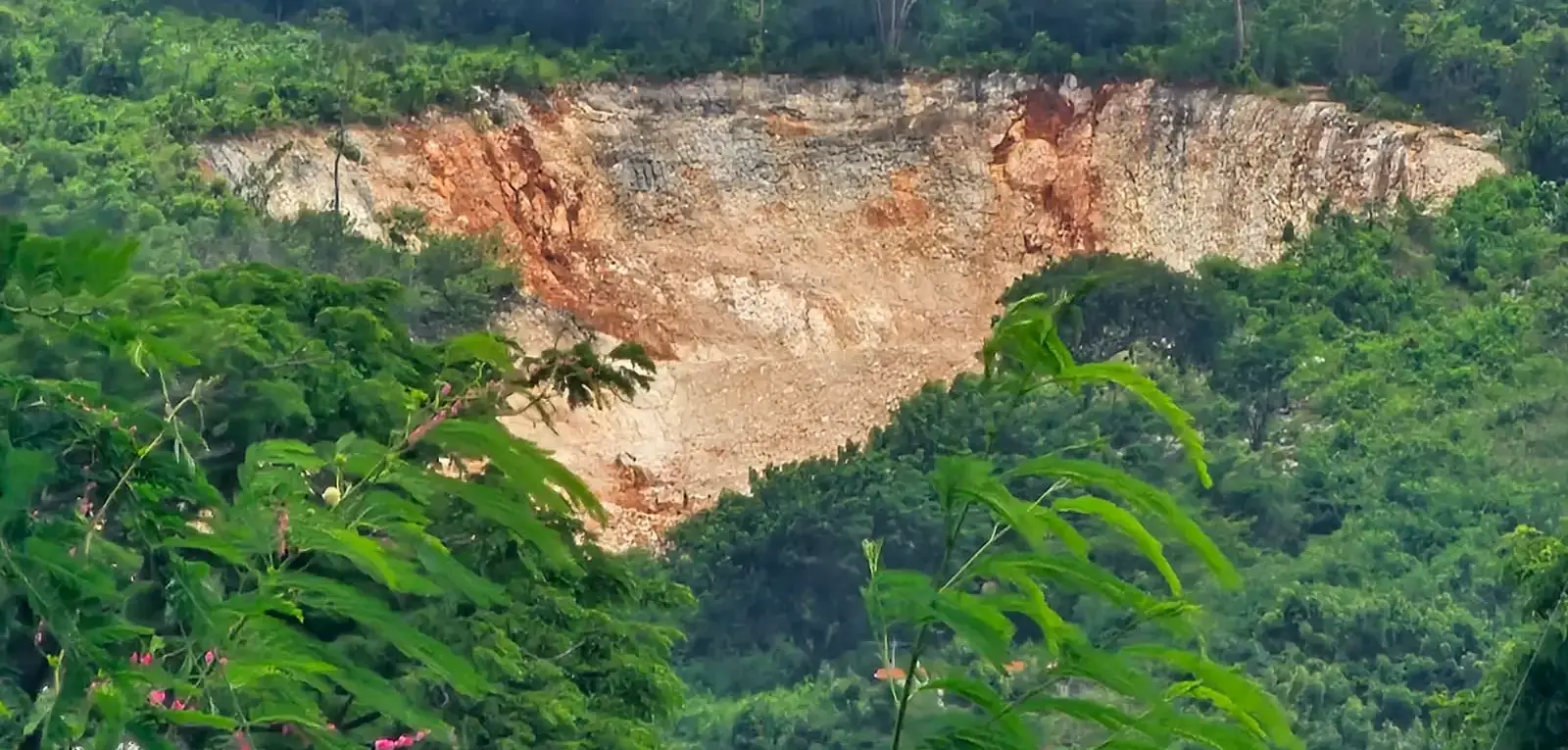  Denuncian Depredación de la Loma Los Angelitos en Barahona