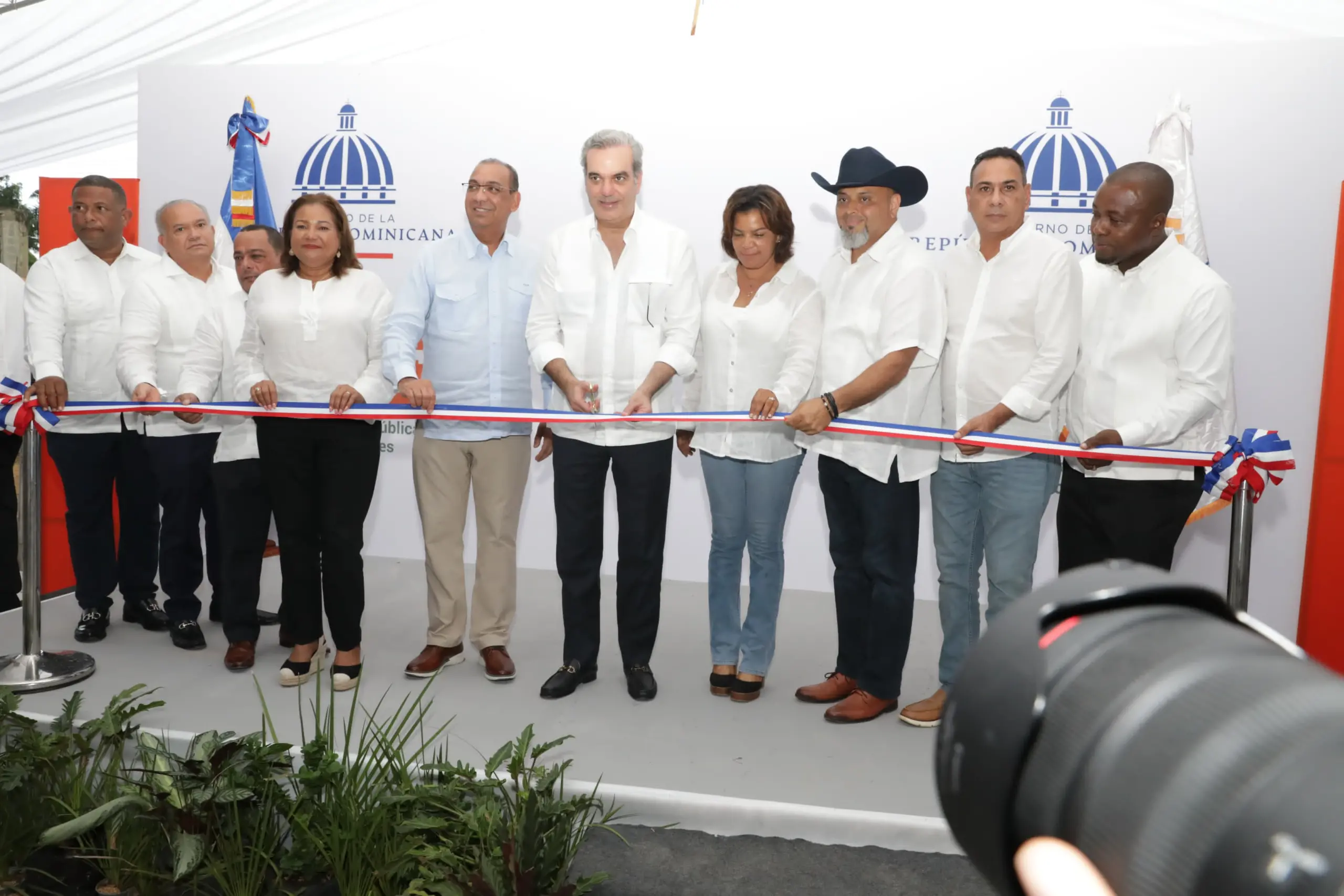 Abinader entrega remozada planta de tratamiento de Hainamosa