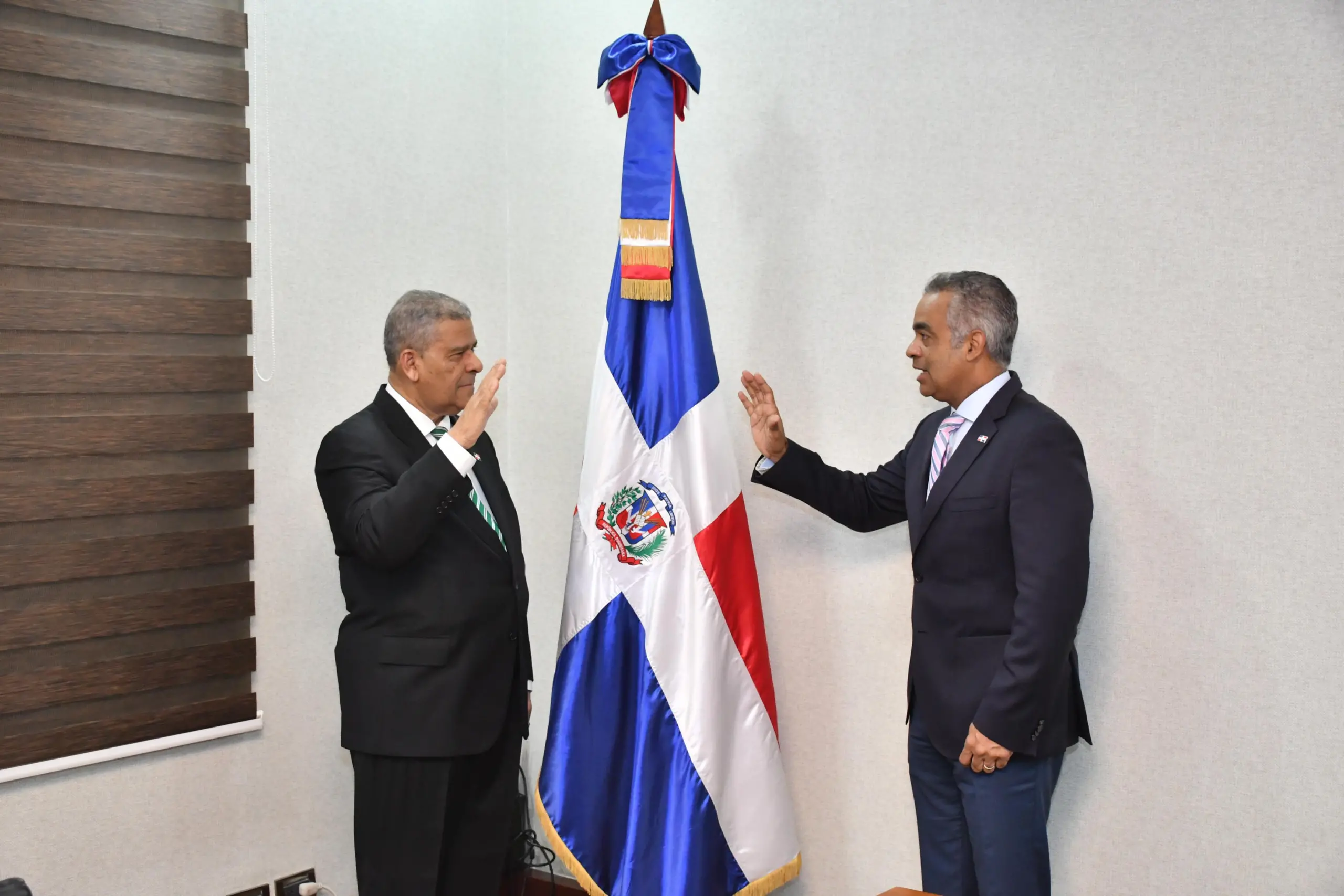 Joel Santos juramenta a Darío Castillo como Comisionado para las Reformas del Estado