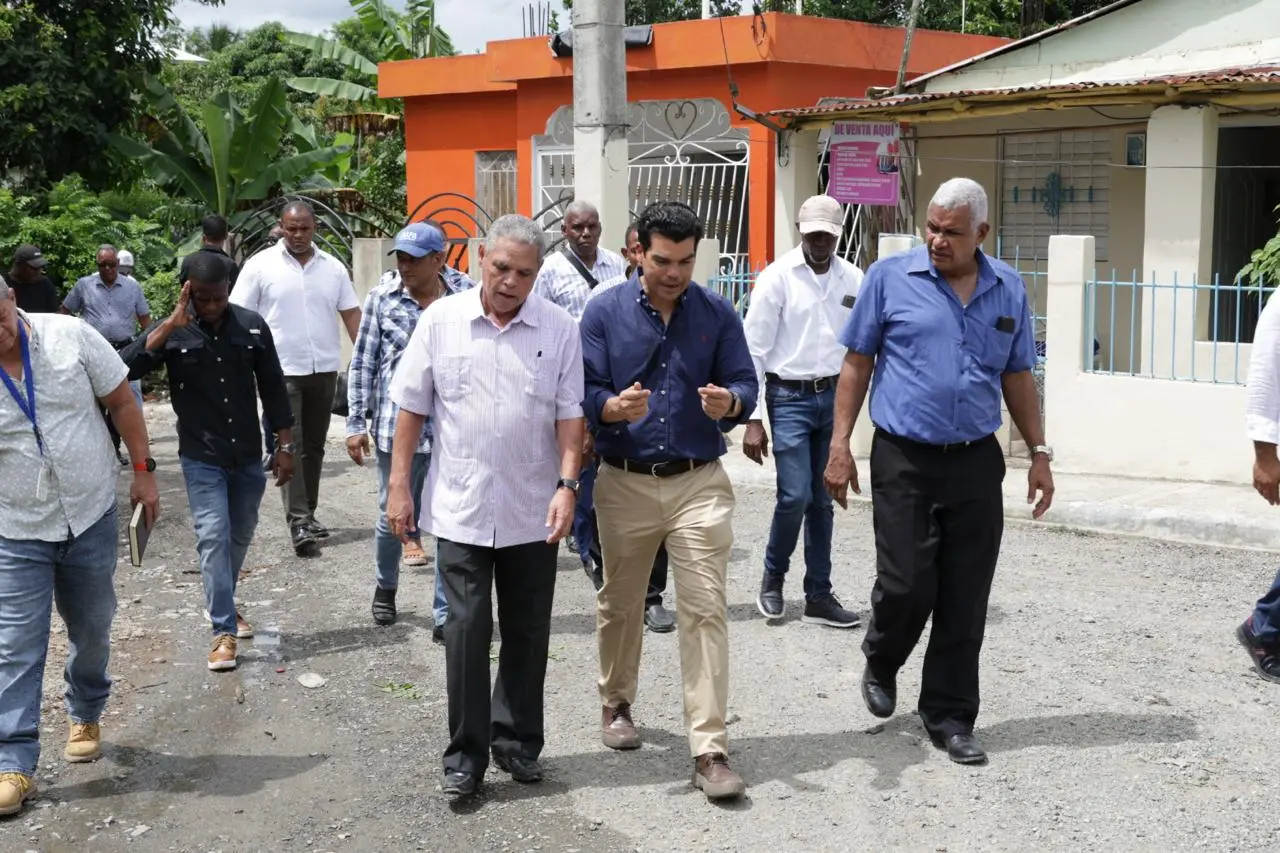 Wellington Arnaud inspecciona acueducto de Villa Altagracia y recalca compromiso de entrega